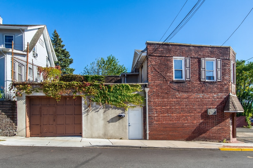 307 Paterson Ave, East Rutherford, NJ à vendre - Photo du bâtiment - Image 3 de 16