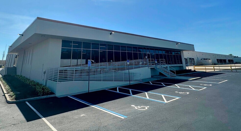 7475 Chancellor Dr, Orlando, FL for lease - Building Photo - Image 1 of 11