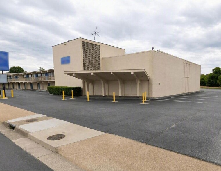 6045 Jefferson Ave, Newport News, VA à louer - Photo du bâtiment - Image 3 de 7