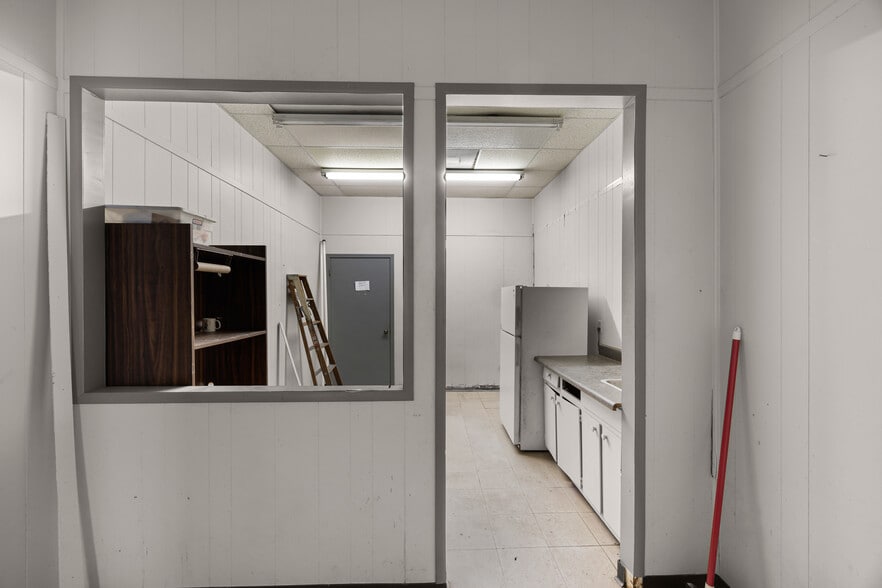 2058 Hollywood Dr, Jackson, TN for sale - Interior Photo - Image 2 of 25