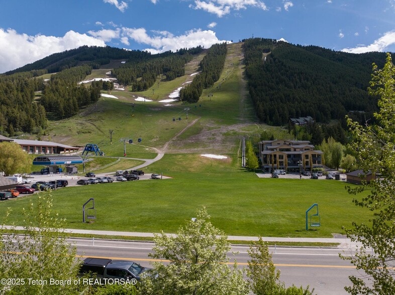 35 E Snow King Ave, Jackson, WY à vendre - Aérien - Image 2 de 10