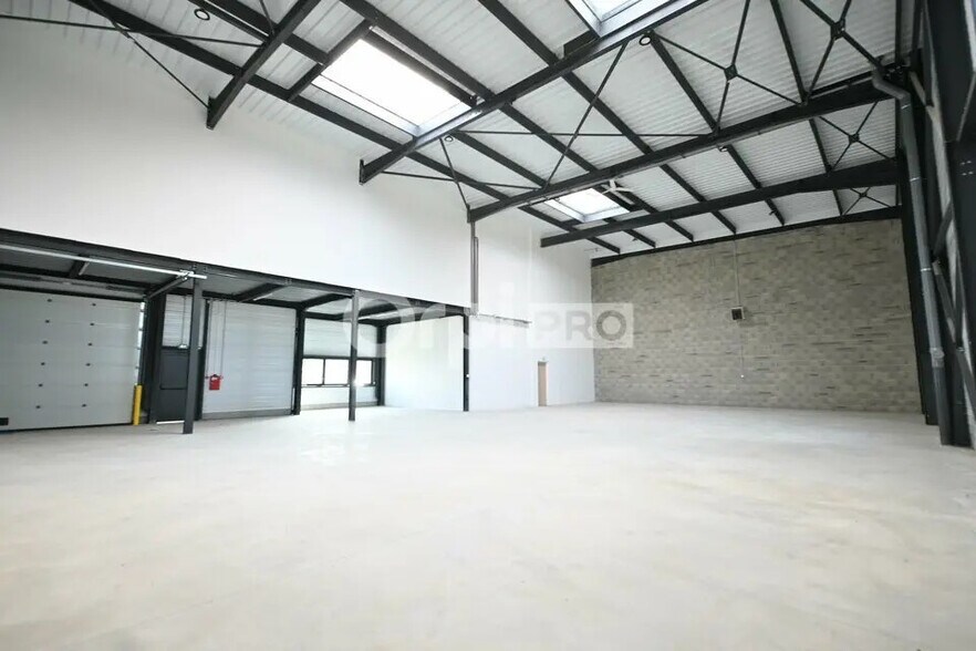 Office in Colombier-Saugnieu for lease - Interior Photo - Image 2 of 8