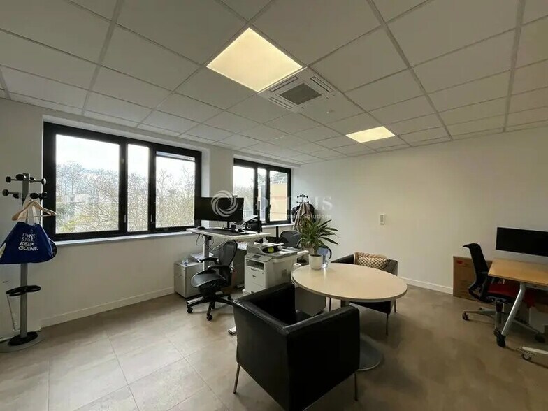 Office in Montigny-le-Bretonneux for lease - Building Photo - Image 2 of 4