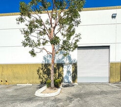 14189 Foothill Blvd, Fontana, CA à louer Photo du bâtiment- Image 2 de 3