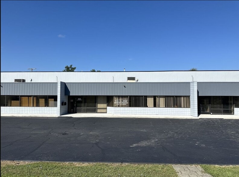29425-29445 Wall St, Wixom, MI for lease - Building Photo - Image 1 of 2