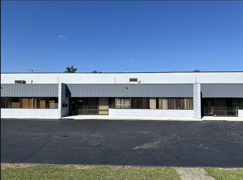 29425-29445 Wall St, Wixom, MI for lease Building Photo- Image 1 of 3