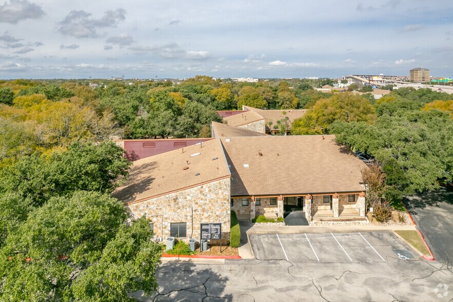 12501 Hymeadow Dr, Austin, TX à louer - Photo du bâtiment - Image 3 de 14