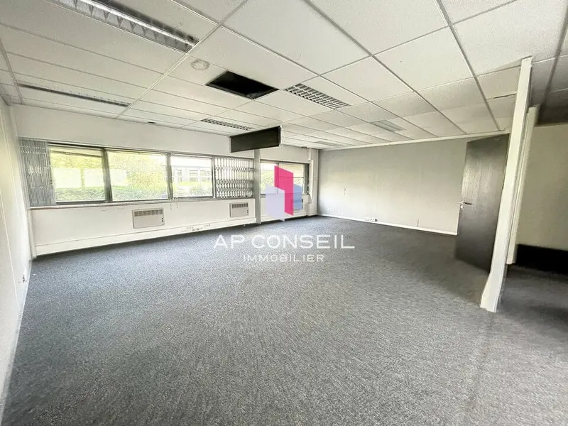 Office in Plaisir for lease Interior Photo- Image 1 of 4