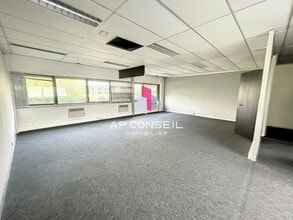 Office in Plaisir for lease Interior Photo- Image 1 of 4