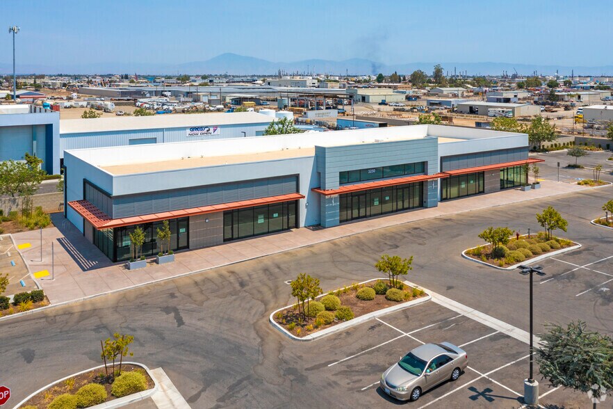 7901 Downing Ave, Bakersfield, CA à louer - Photo du bâtiment - Image 3 de 6