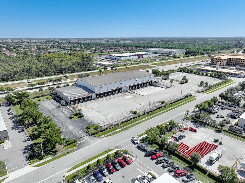 3843 Ironbridge Blvd, Fort Myers, FL à louer - Photo du bâtiment - Image 3 de 11