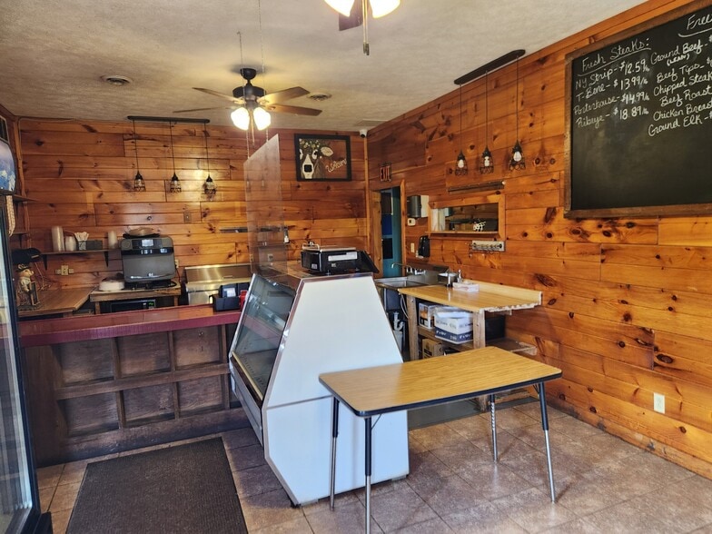 534 N Eighty Eight Rd, Carmichaels, PA for sale - Interior Photo - Image 3 of 14
