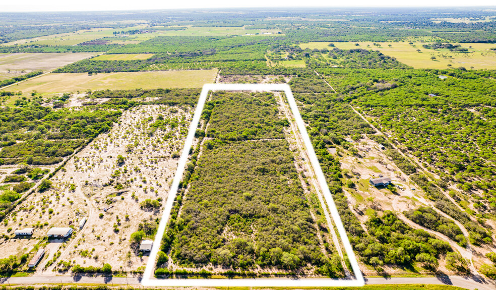 2018 Strawberry City Rd, Poteet, TX à vendre - Photo principale - Image 1 de 1