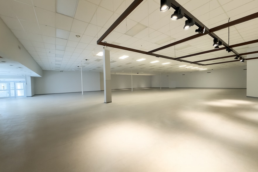 2118 Veterans Dr, Saint Cloud, MN for lease - Interior Photo - Image 2 of 4