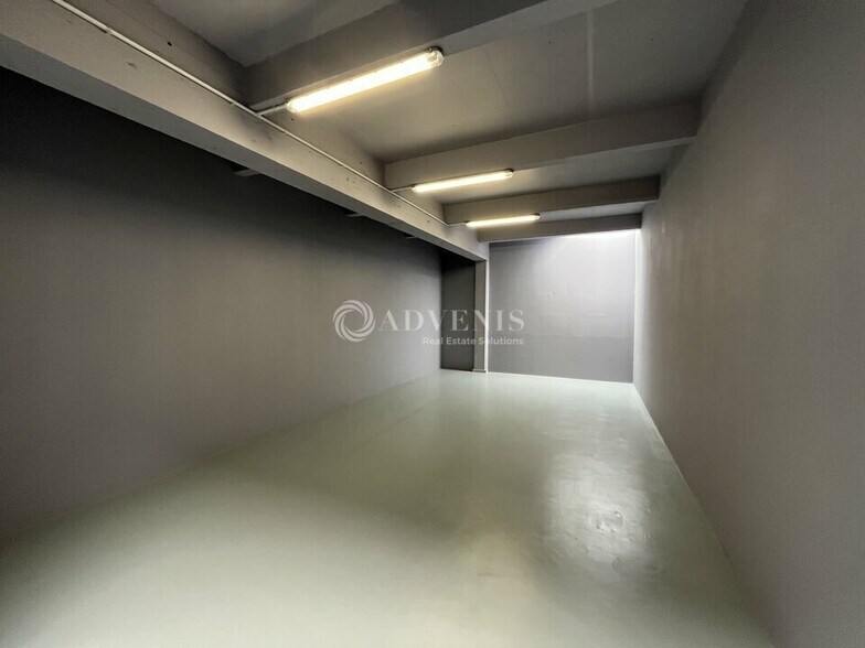 Flex in Trappes for lease - Interior Photo - Image 3 of 6