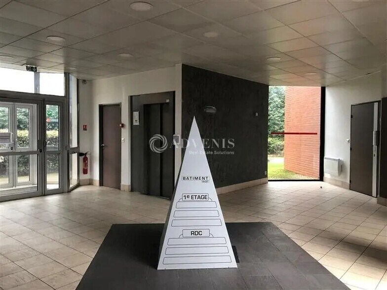 Bureau dans Montigny-le-Bretonneux à louer - Photo du bâtiment - Image 2 de 8