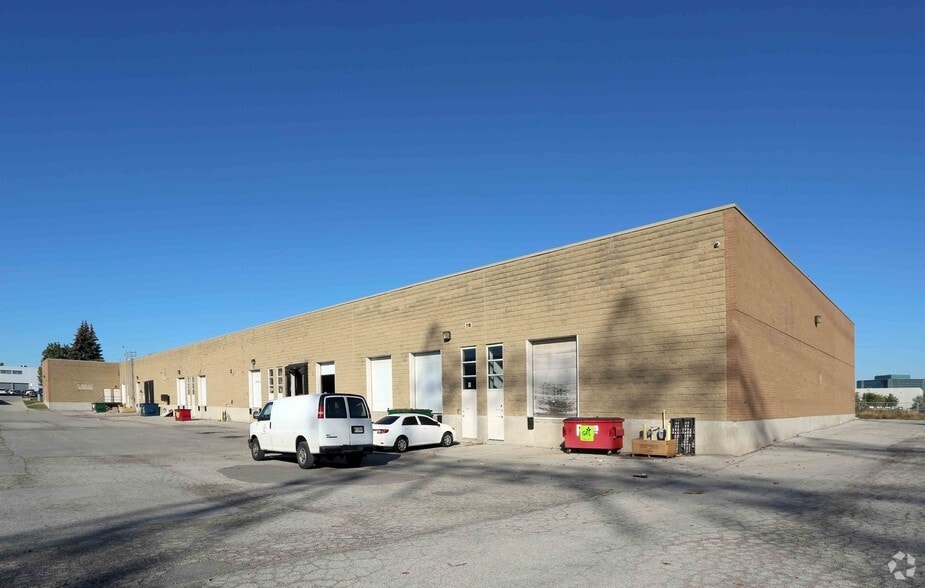 55 Queens Plate Dr, Toronto, ON à louer - Photo du bâtiment - Image 2 de 6