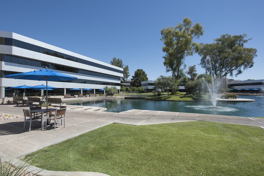 2141 E Highland Ave, Phoenix, AZ à louer - Photo du bâtiment - Image 3 de 16