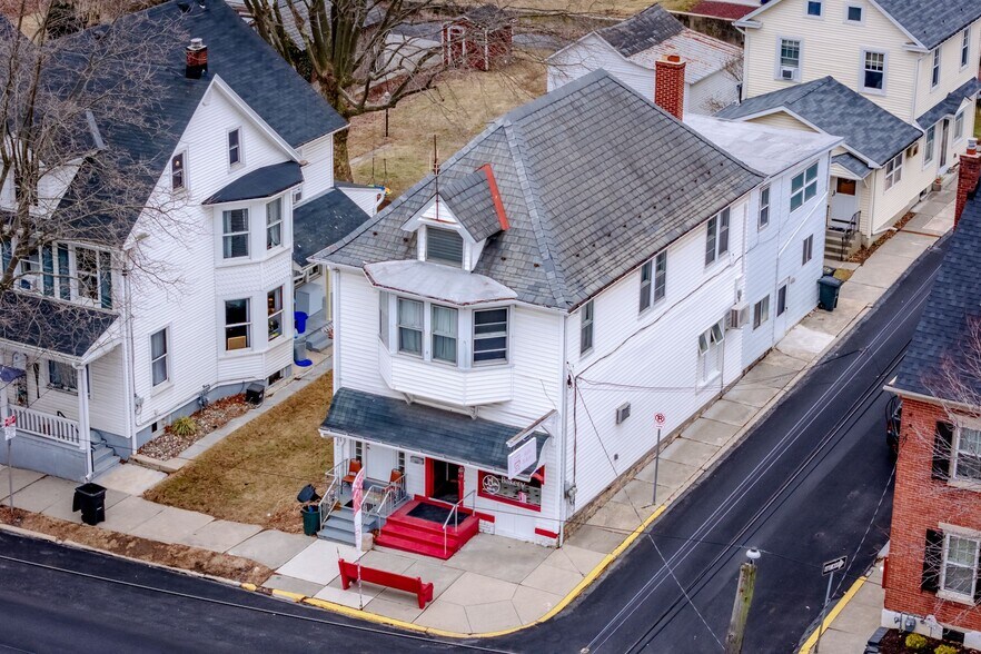 49 N Broad St, Nazareth, PA à vendre - Photo du bâtiment - Image 2 de 22