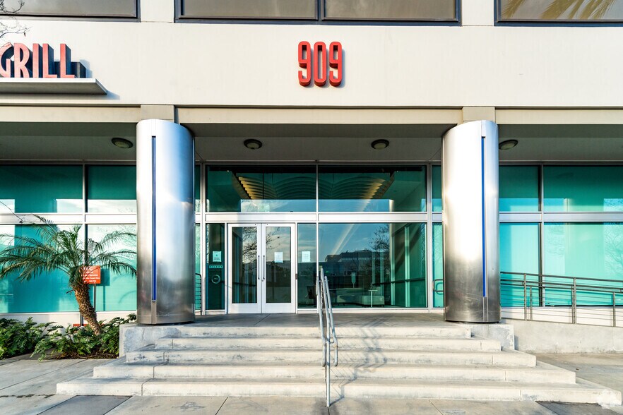 909 N Pacific Coast Hwy, El Segundo, CA à louer - Photo du bâtiment - Image 2 de 7