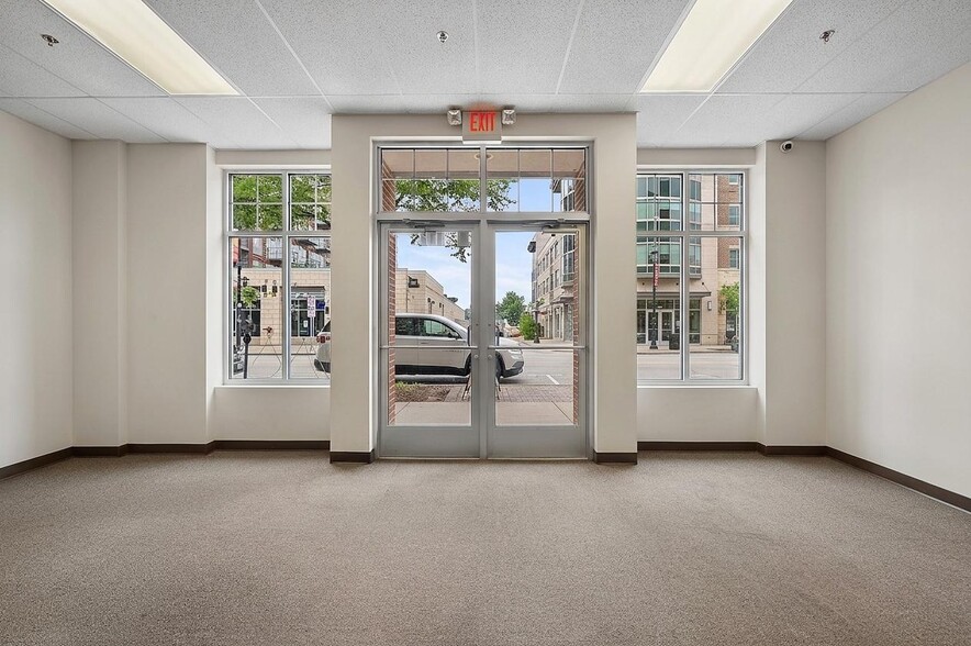 100-140 N Washington St, Green Bay, WI for lease - Interior Photo - Image 2 of 8
