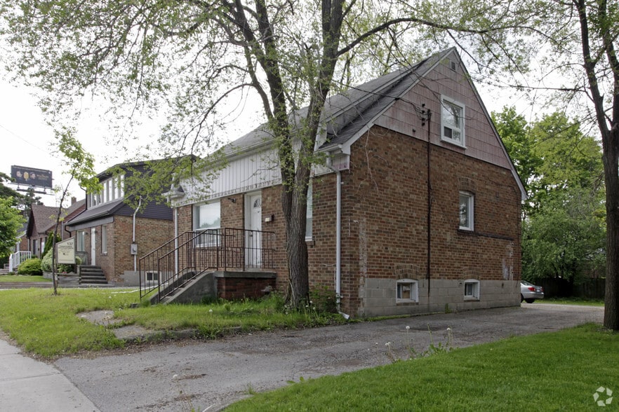 135 Sheppard Ave E, Toronto, ON for lease - Building Photo - Image 2 of 2