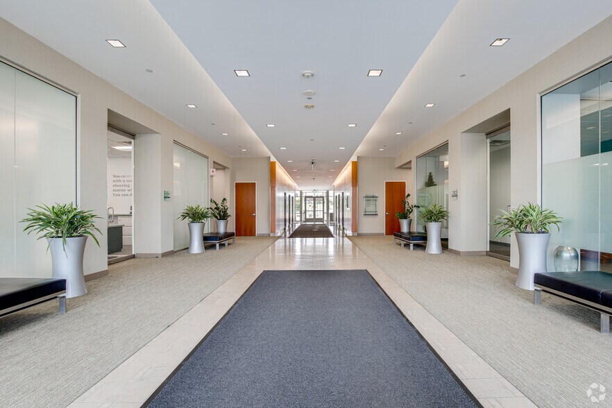 3601 Minnesota Dr, Bloomington, MN à louer - Photo intérieure - Image 2 de 28