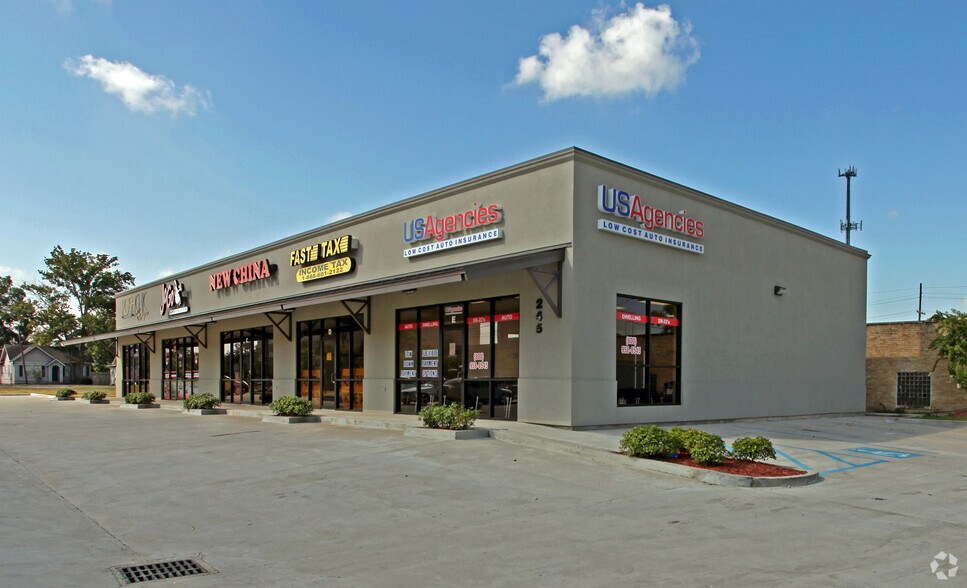 245 N Acadian Trwy, Baton Rouge, LA à louer - Photo principale - Image 1 de 2