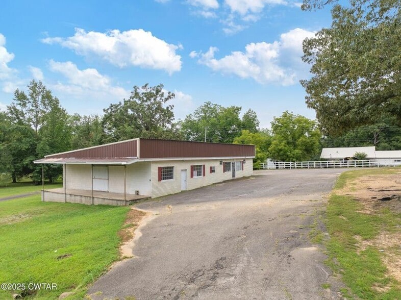 660 E Main St, Parsons, TN for sale - Building Photo - Image 3 of 9