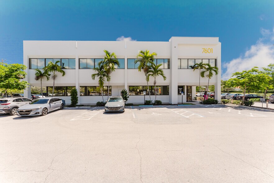 7601 N Federal Hwy, Boca Raton, FL à louer - Photo du bâtiment - Image 3 de 15