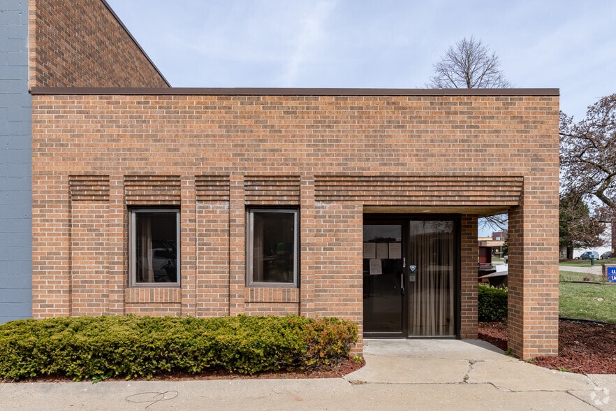 33891 Doreka Dr, Fraser, MI for lease - Building Photo - Image 3 of 8