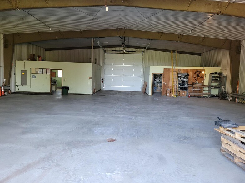 2102 Black Oak Ave, Montevideo, MN à vendre - Photo du bâtiment - Image 2 de 4