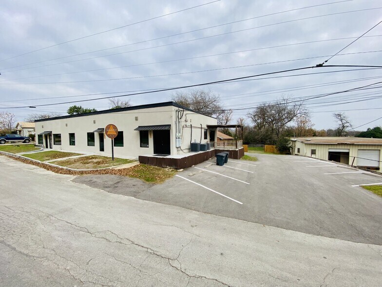 635 Hill Ave, New Braunfels, TX à louer - Photo du bâtiment - Image 2 de 11