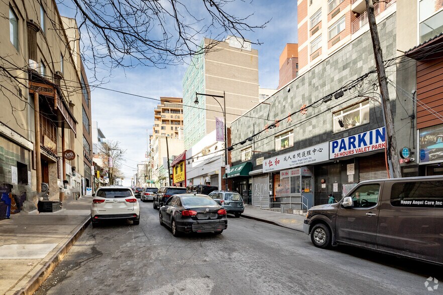 13537 37th Ave, Flushing, NY à vendre - Photo du bâtiment - Image 3 de 8