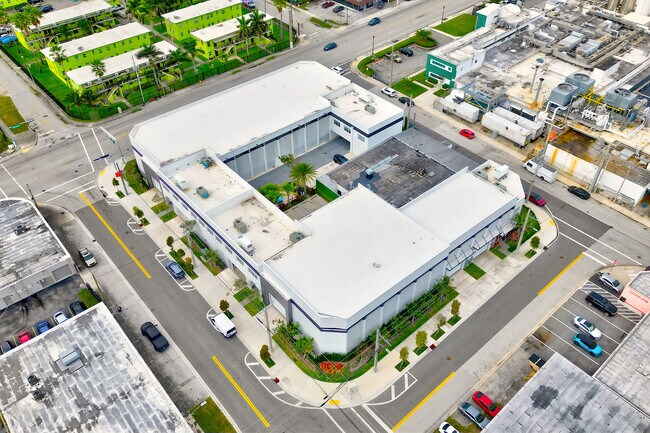 Plus de détails pour 235 NE 67th St, Miami, FL - Industriel à louer