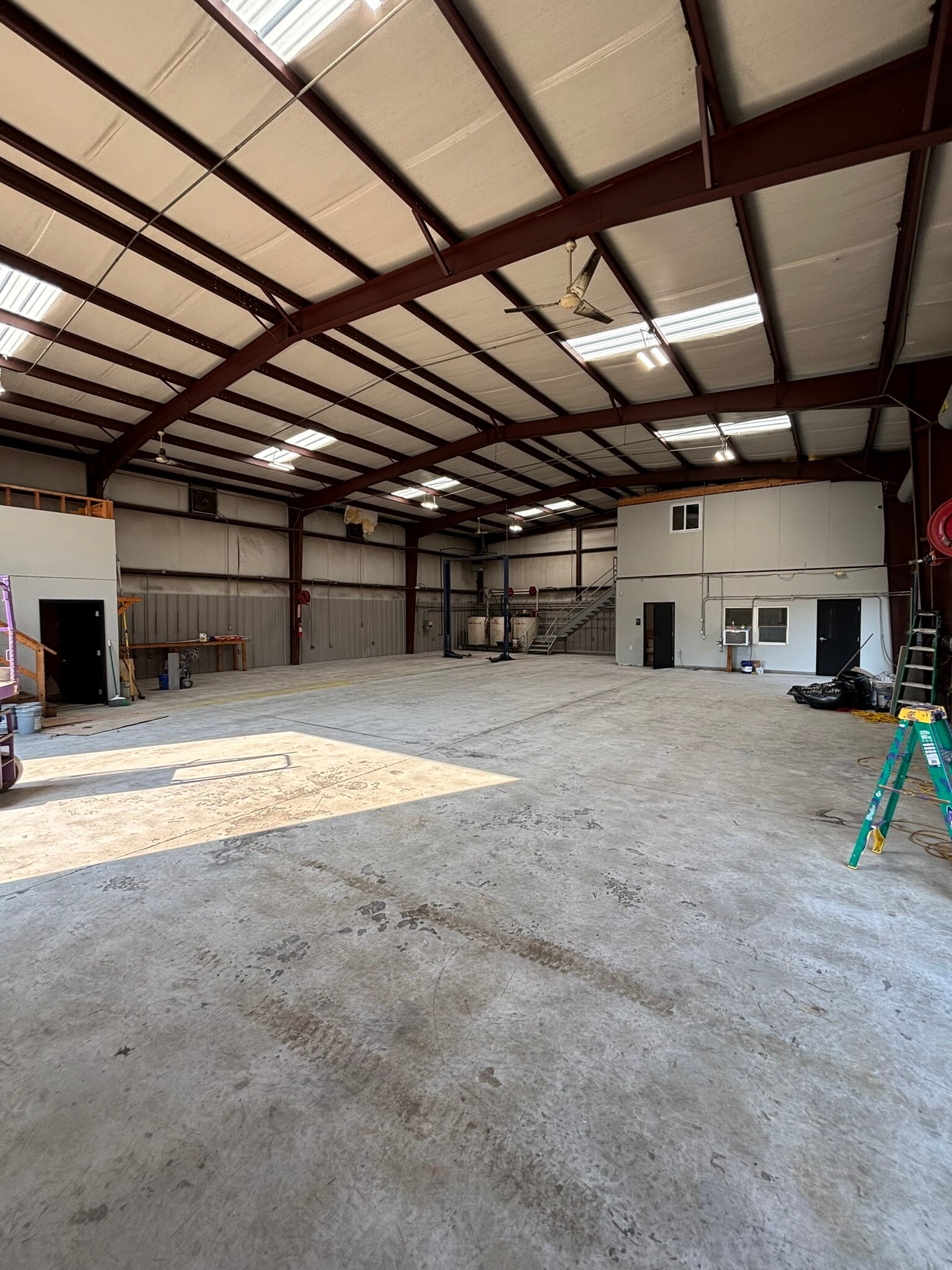 9535 Hebron Commerce Dr, Charlotte, NC for lease Interior Photo- Image 1 of 8