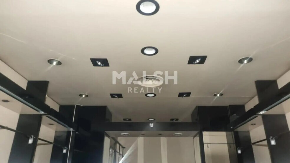 Retail in Lyon for lease - Building Photo - Image 3 of 6