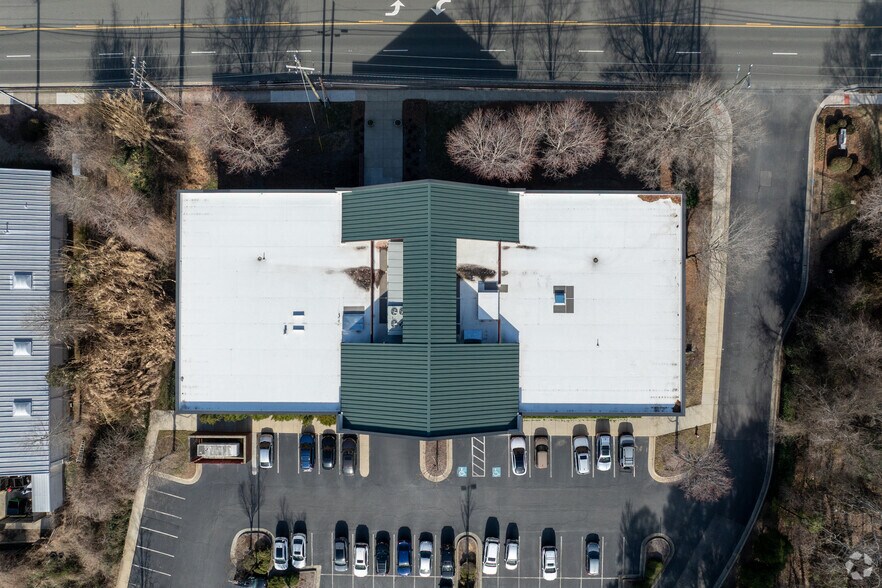 1512 E Franklin St, Chapel Hill, NC à louer - Aérien - Image 3 de 13