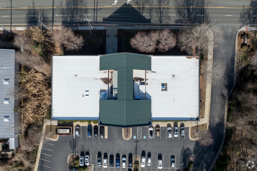 1512 E Franklin St, Chapel Hill, NC à louer - Aérien - Image 3 de 13