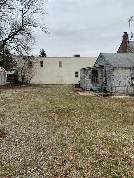 235 Westbury Ave, Carle Place, NY à vendre - Photo du bâtiment - Image 3 de 4