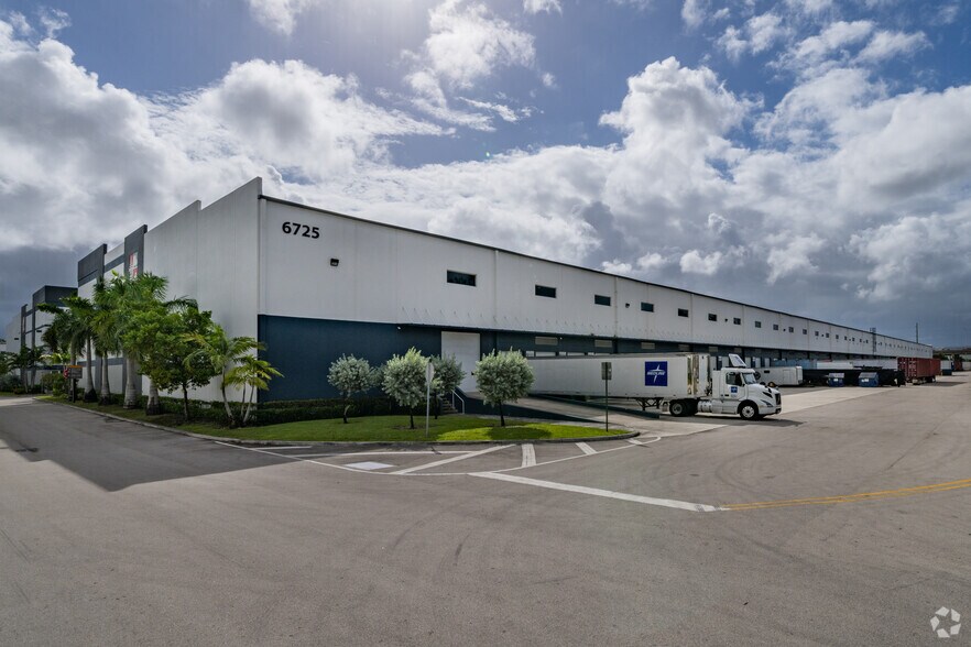 6725 NW 36th St, Miami, FL à louer - Photo du bâtiment - Image 2 de 27