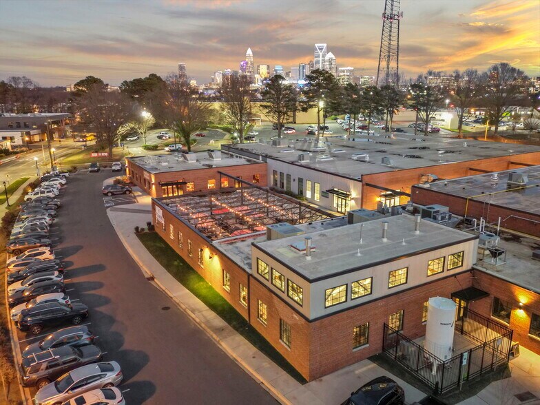 2001 W Morehead St, Charlotte, NC à louer - Photo du bâtiment - Image 3 de 4