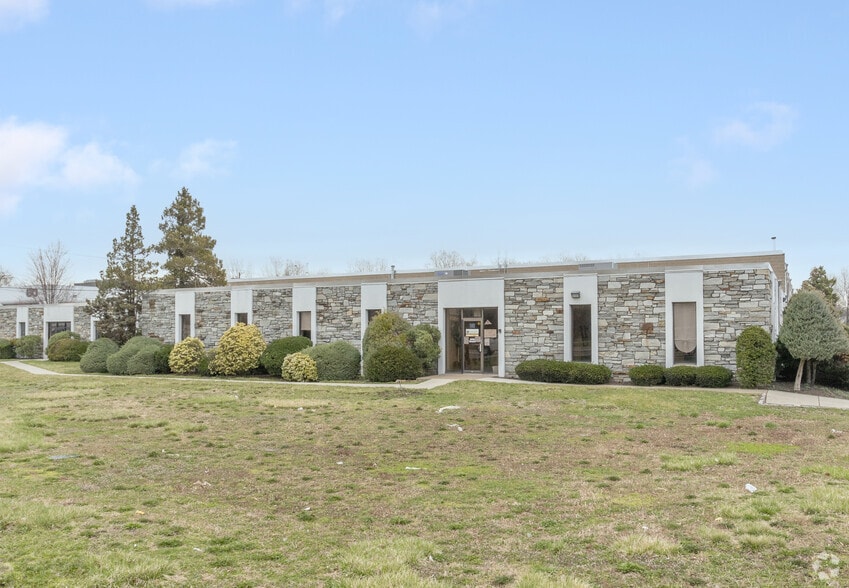 140-142 Clinton Rd, Fairfield, NJ à louer - Photo principale - Image 1 de 6