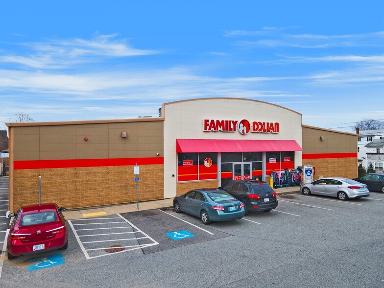 989 Main St, West Warwick, RI à vendre - Photo du bâtiment - Image 2 de 4