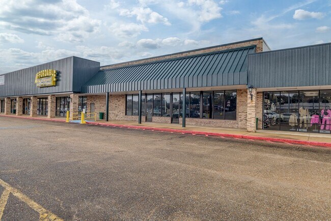 More details for 2031 E Madison Ave, Bastrop, LA - Retail for Lease