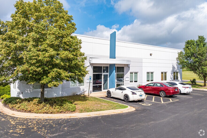 720 N Heartland Dr, Sugar Grove, IL à louer - Photo principale - Image 1 de 19