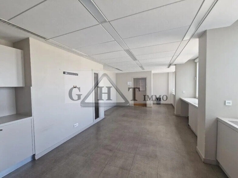 Office in Clichy for sale - Building Photo - Image 2 of 21