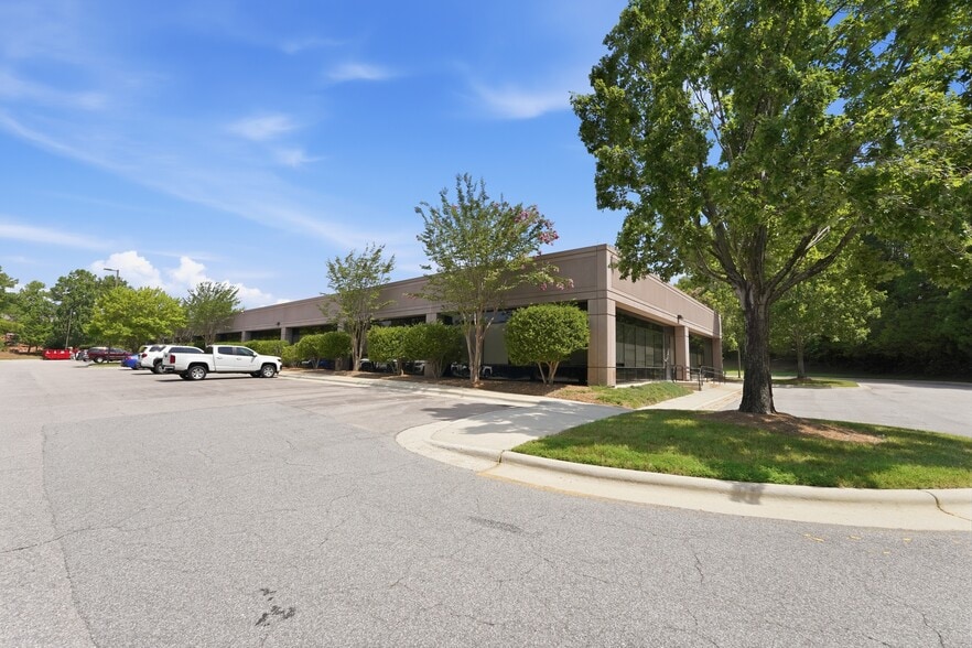 3300 Regency Pky, Cary, NC à louer - Photo du bâtiment - Image 3 de 13