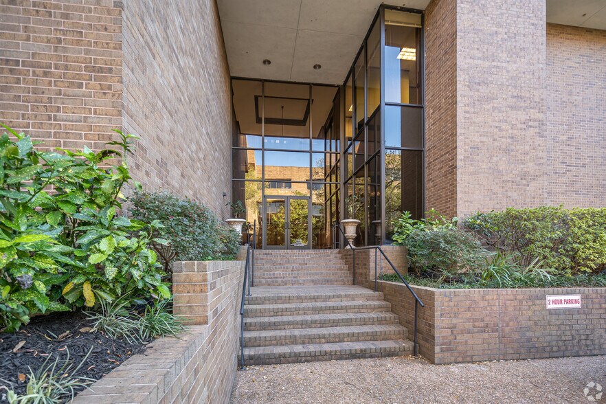 950 Echo Ln, Houston, TX à louer - Photo du bâtiment - Image 3 de 12