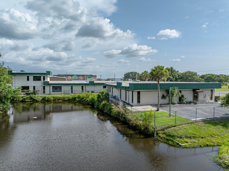 DMG Drive Investment portefeuille de 2 propriétés à vendre sur LoopNet.ca - Photo du bâtiment - Image 2 de 24